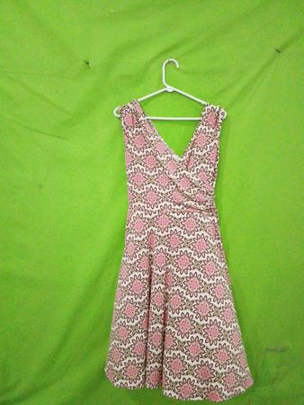 Dressbarn geblümtes V-Ausschnitt-Kleid