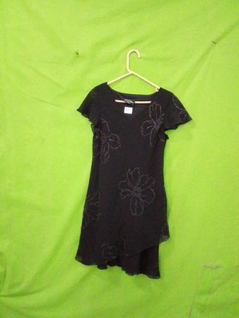 S.L. Fashions Petite schwarzes Blumenmuster-Kleid