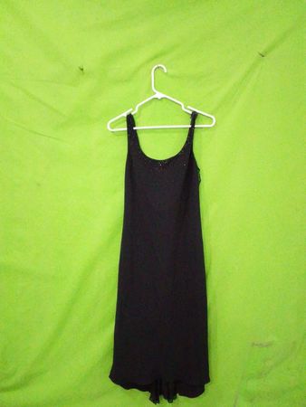 Schwarzes, mit Perlen besetztes Kleid