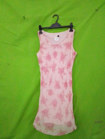 Pinkes Kleid mit Blumenmuster