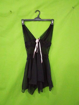 Schwarzes durchsichtiges Babydoll mit rosa Rüschendetail