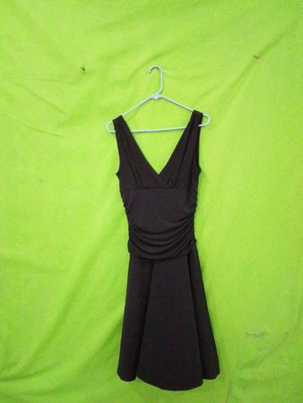Schwarzes V-Ausschnitt Midikleid mit Raffung