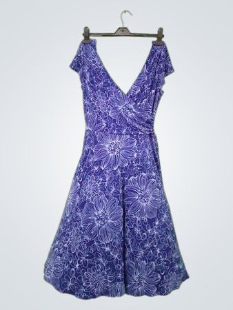 New York & Company Blauer Blumen-V-Ausschnitt Wickelkleid