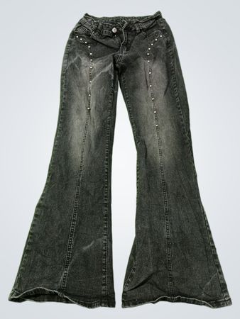 Damen-Jeans in Schwarz mit ausgestelltem Bein und Nieten