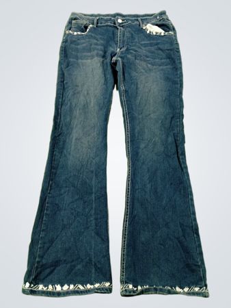 Blaue Jeans mit ausgestelltem Bein und weißer Stickerei