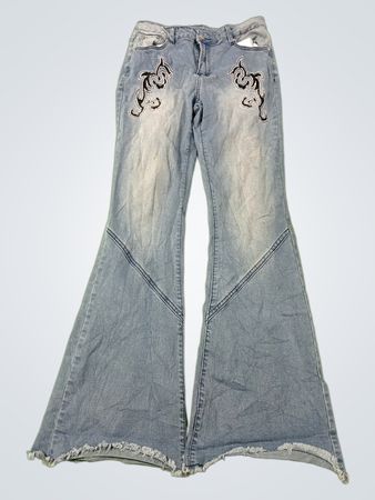 Hellblaue Schlagjeans mit Drachenstickerei