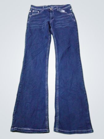 Blaue Schlagjeans mit weißen Nähten und bestickten Gesäßtaschen