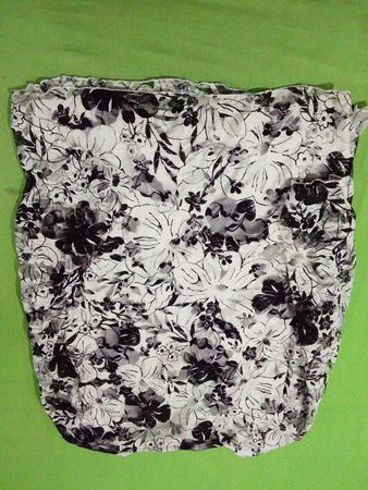 BAY STUDIO Damen Bluse in Schwarz und Weiß mit floralem Muster und Spitzenbesatz