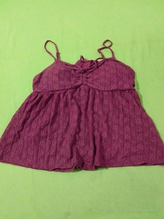 Lila Spitzentop mit Schnürdetail