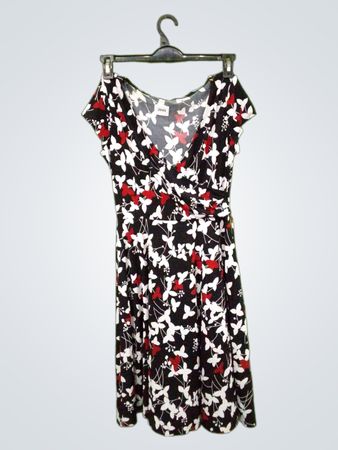 Schwarzes Kleid mit weißem und rotem Blumenmuster
