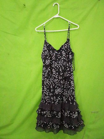 VOIR VOIR Schwarzes und weißes Polka-Dot-Kleid mit Rüschen