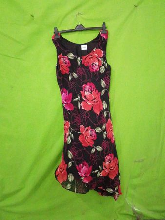 Schwarzes ärmelloses Kleid mit Druck aus roten und rosa Rosen