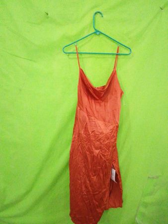Orangefarbiges Slip-Kleid mit Seitenschlitz