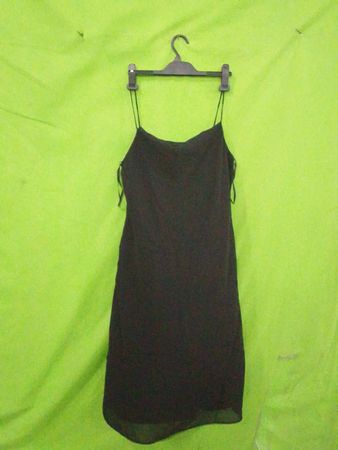Periminkle schwarzes Slipkleid mit Spaghettiträgern