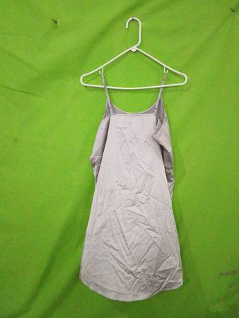 Graues Slip-Kleid mit Etikett 4692