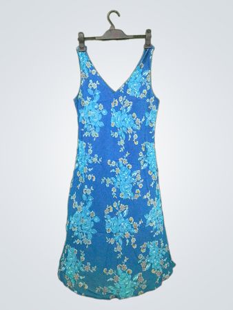 Blaues Blumenkleid
