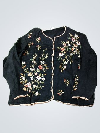 Schwarze, mit Blumen bestickte Strickjacke