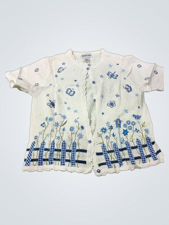 Weiße bestickte Schmetterlings- und Blumenstrickjacke