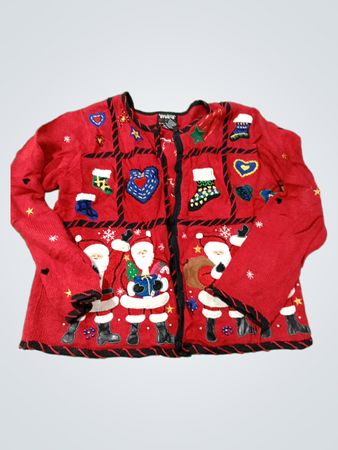 Roter Weihnachtspullover mit Applikationen von Weihnachtsmann und Socke