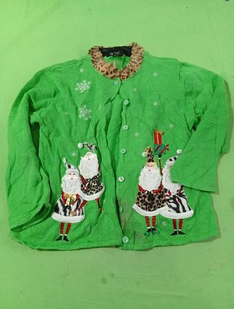 Crystal Kobe Green Weihnachtspullover mit Weihnachtsmann und Schneeflocken
