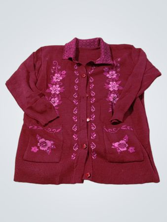 Weinroter Button-Up-Cardigan mit Blumenstickerei
