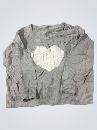Grau­er Pullover mit weißem Herz