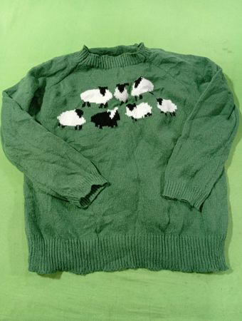 Grüner Pullover mit Schafmuster