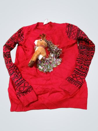 Roter Weihnachts-Pullover mit Rentier und Lametta