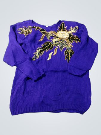 Lila Pullover mit Blumenverzierung