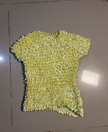 Gelbes strukturiertes T-Shirt