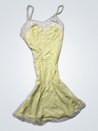 Chemise jaune avec dentelle