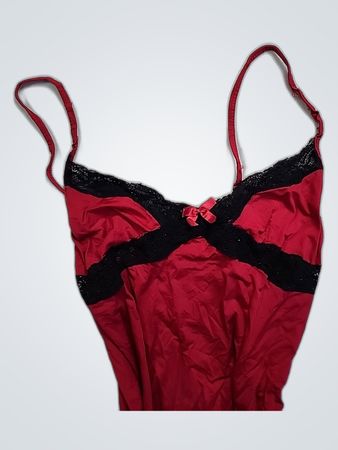 Chemise rouge à dentelle