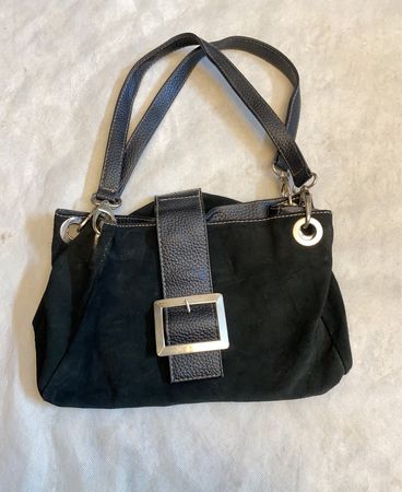Schwarze Wildleder-Handtasche mit Schnallendetail