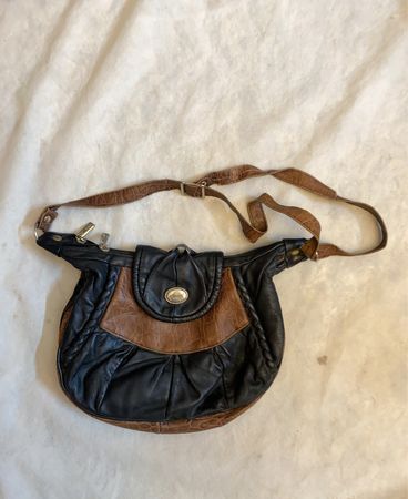 Schwarze und braune Leder-Umhängetasche mit verstellbarem Riemen