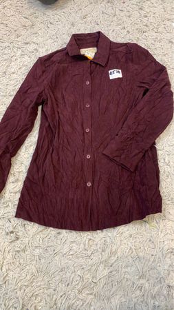 Burgunderfarbiges Button-Up-Hemd