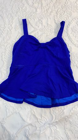 Top in jersey peplum blu con dettaglio a fiocco
