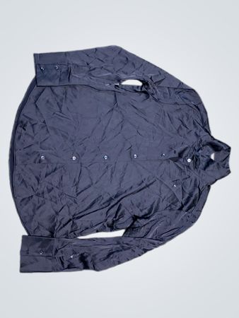 Unmarkiertes schwarzes Button-Up-Hemd