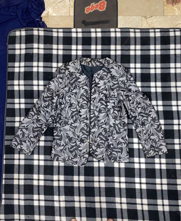 Schwarz-weiße Blumenjacke