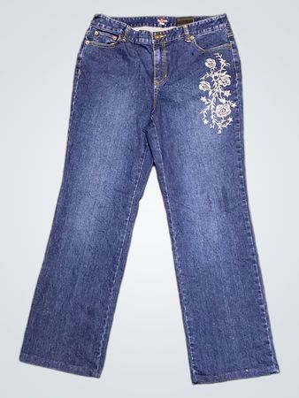 Blaue Jeans mit floralem Stickdesign