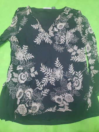 New York City Design Co. Floral Print V-Neck Blouse