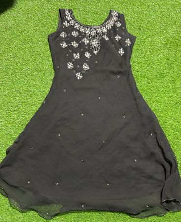 Schwarzes ärmelloses Kleid mit Perlenverzierungen