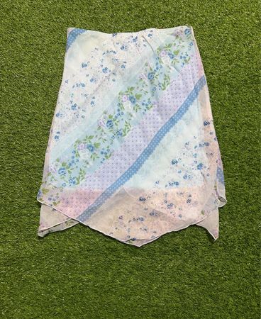 Lichtblaues florales Druck asymmetrischer Rock