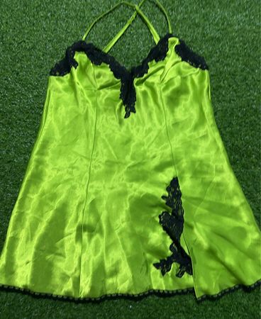 Grünes Slipkleid mit schwarzer Spitzenbesatz