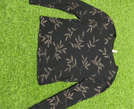 Schwarzes Langarmshirt mit Blattmuster