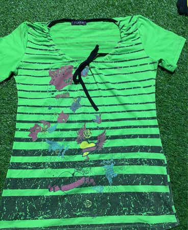 Nopa grünes gestreiftes T-Shirt mit Blumenmotiven