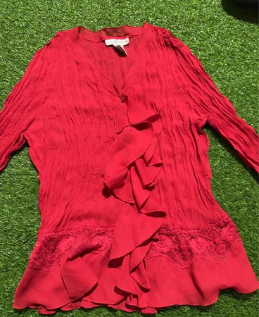 Rote Bluse mit ruchébesetztem Spitzenbesatz