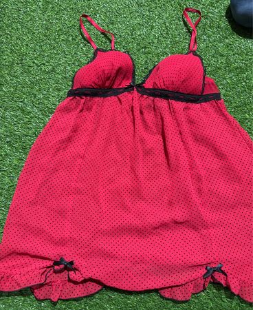 Rotes gepunktetes Dessous-Oberteil mit schwarzer Spitzenverzierung