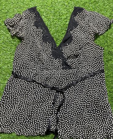 Nine West trennt schwarze und weiße gepunktete Bluse