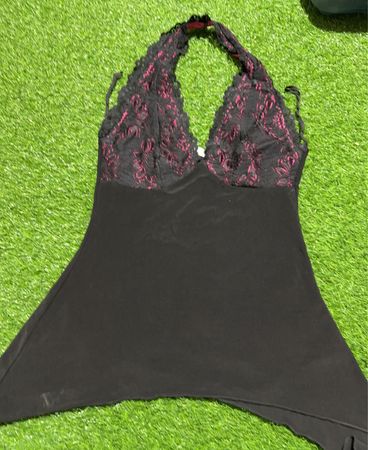 Schwarzes Neckholder-Top mit rosa Spitzenbesatz