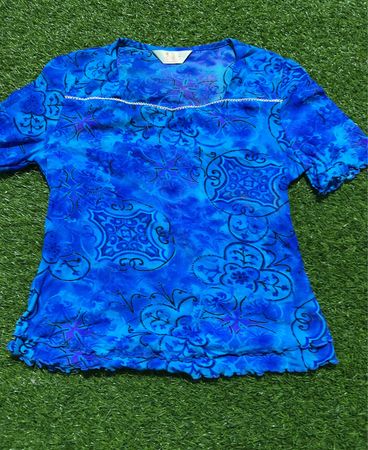 Blaues Oberteil mit Blumenmuster